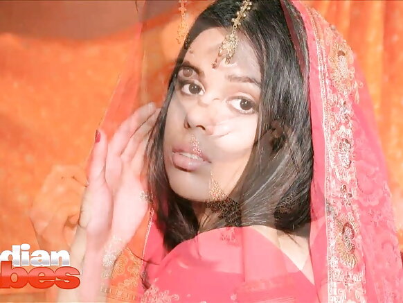 Sexy sexy film babe Priya ɓoornii wutte dewgal