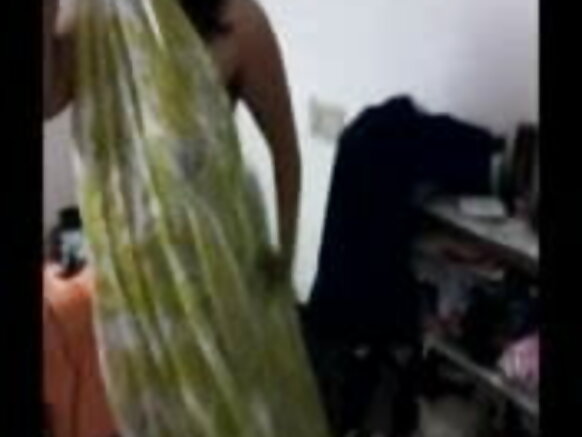 Dewbo Debbo Indiya Debbo Indiya e giɗo mum: O neldi filmo sexy e hindi e kikiiɗe