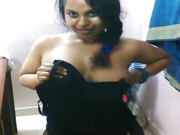 Lily busty indiyanke holliri ɓuuɓri mum sexy e puccu mum e kamera Bhojpuri