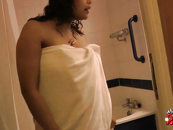 Babe amateur indian heɓi ɓaleejo e hollirde ɓuuɓri mum mawndi e nder filmo sexy sexy ducha