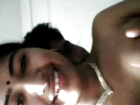 Teenage couple ummoriiɗo to worgo leydi Indiya ina hollita filmo Hindi sexy video recording e nder mbaydi toowndi