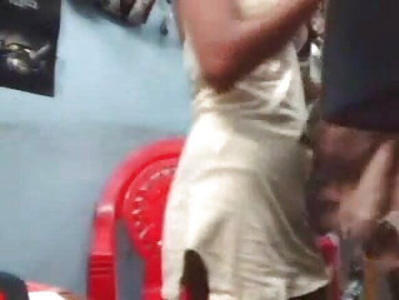 Desi couple e kosam mawɗam heɓde weltaare e nder filmo sexy shop