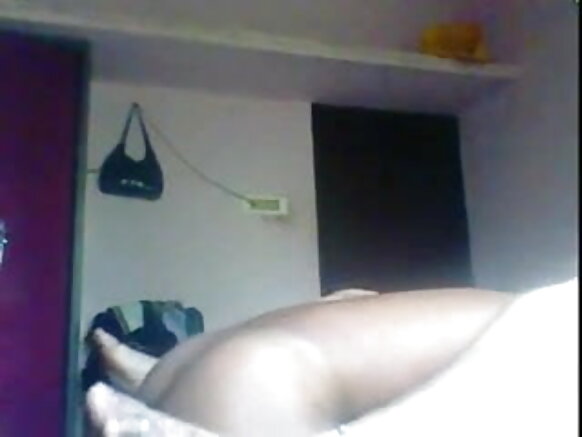 Aunty Tamil weltaare e jokkere enɗam e miñi mum gorko Blue e ɗemngal Engele