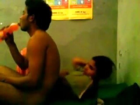 Couple jogaade sexy e weltaare e filmo video e ɗemngal Engele