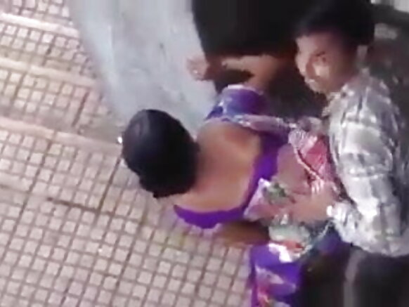 Koɗo indien nanngaa e yeeso yimɓe neldi filmo sexy e giɗo mum en nanngaa e jamaanu