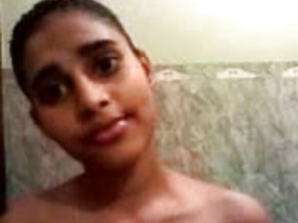 Bangladeshi goonga amateur kolees suka debbo hollirta naange leone sexy am