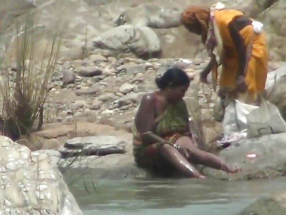 Lady Open Air Kareena Kapoor Sexy Bath Yaasi Bath E Maayo E Suudu Suuɗndu