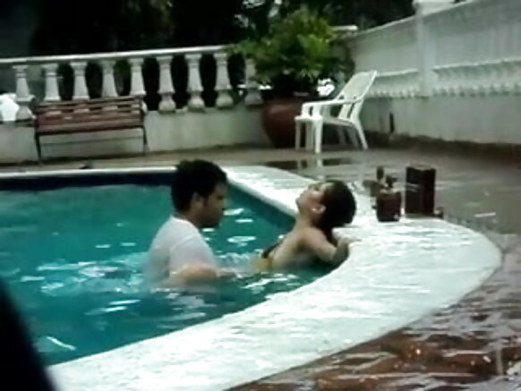 Waɗde filmo sexy e nder poolgu.