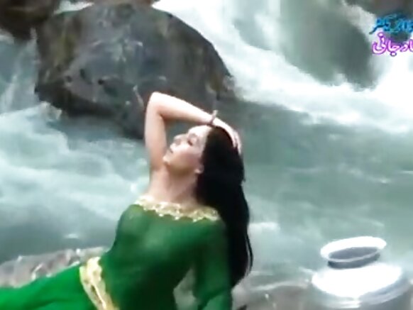 Desi girl sexy film desi saree wet transparent boobs hollirta .. so hot