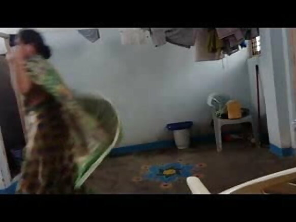 Natal indian sexy aunty jokki les dress wakkati o ɓorni