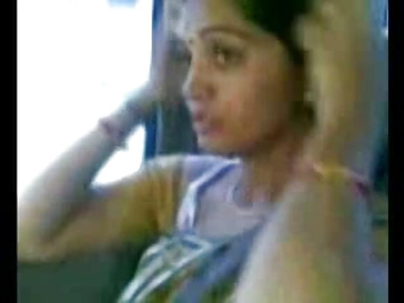 Hakkille mawɗo indiyanke sexy blue hindi mawɗo boobs hollirta boobs nder oto