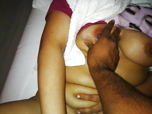 Debbo indiyanke ina hokka massage straw e junngo mum