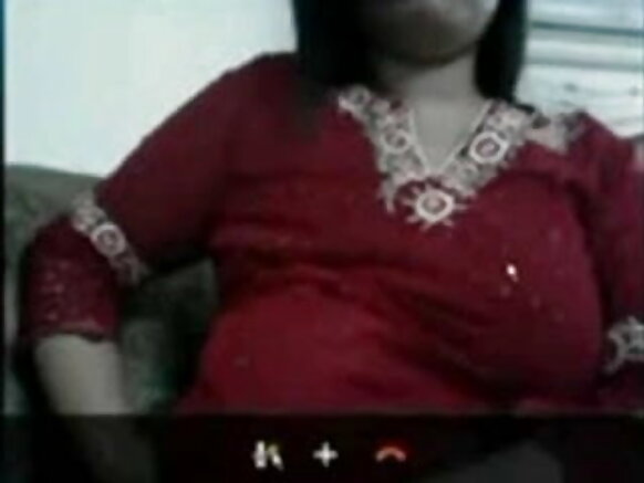 Koolaaɗo am ina mbeltii e filmo am sexy Priyanka Chopra ina fija e koppi maa mawɗi e nder biro