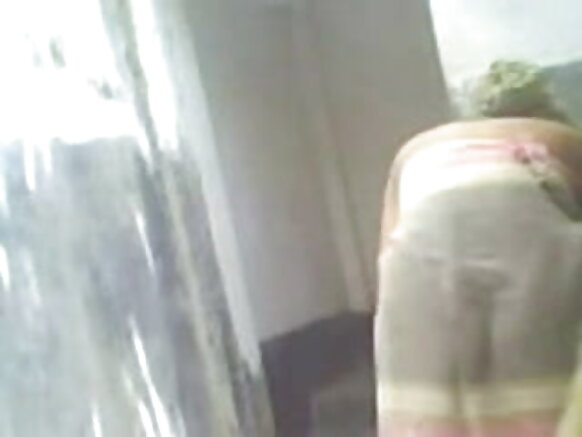 Filmu video e natal sexy suka debbo ummoriiɗo to worgo leydi Indiya ina loota ɓaleejo nanngaa e XXX housemate mum