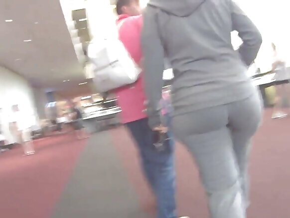 Debbo indiyanke mo curves hindi natal sex e nder sweatshirt gray mawɗo e tiiɗɗo