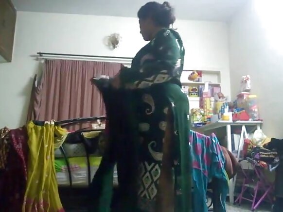 Hot aunty sexy show film e hindi nanngaama e kamera suuɗiiɗo