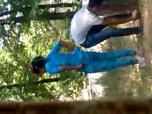 Yiɗɓe kollitaaɗo e park film hindi sexy