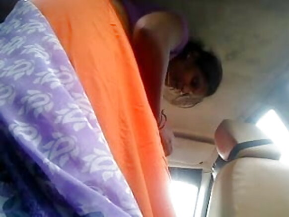 Aunty mo leydi Indiya ina wayla ɓoornungal caggal nde o fiyi e nder oto hindi bf filmo sexy
