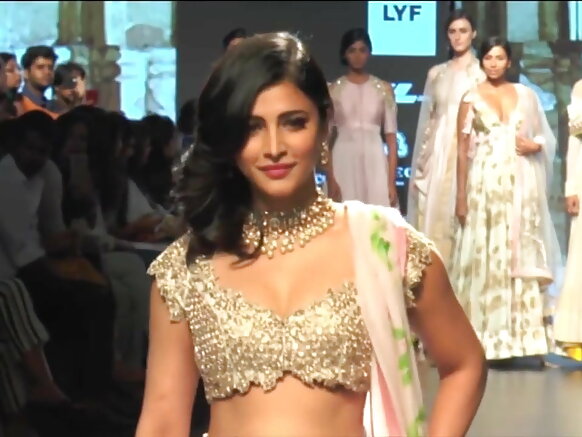 Sriti Hassan Boob, Tawa Anndaa, Boob Holli Bending Neli Film Sexy